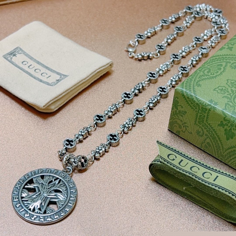 G*u*i necklaces